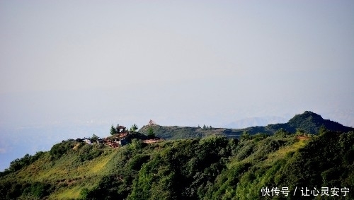 云顶山|烂泥沟，云顶山，步行栈道上的蓝天白云