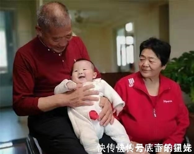 高龄产妇|67岁生宝宝:天赐2周岁生日直播,爸爸全程出镜带货,妈妈好年轻