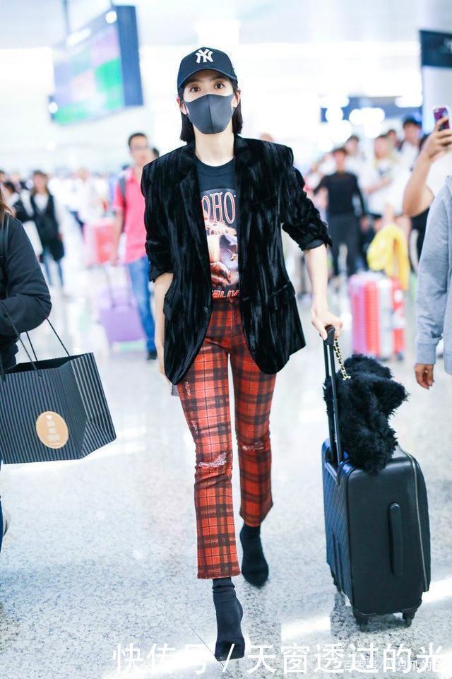 穿腻了牛仔裤,初秋试试时髦的“格纹裤”,从此摆脱路人感