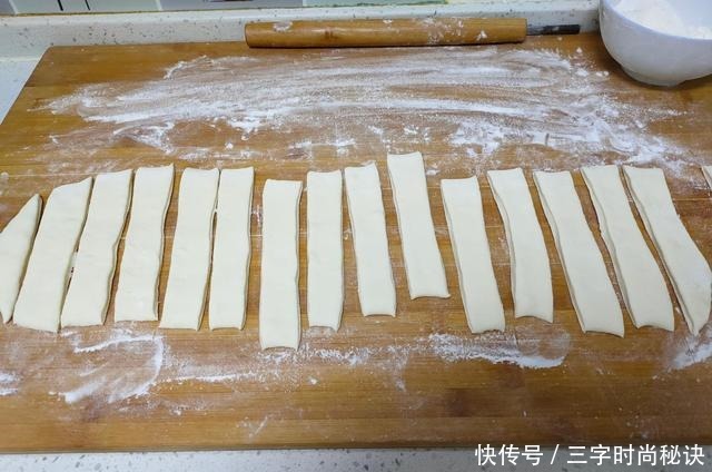 正确|炸油条,用酵母粉就错了,教你正确配方比例,蓬松酥脆、越吃越香