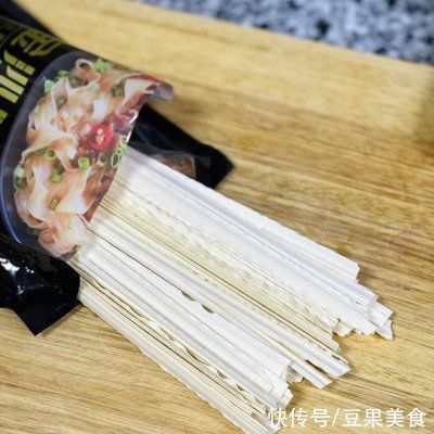 不重样早餐组合｜酸汤肥牛面+茶叶蛋+百香果柠檬水