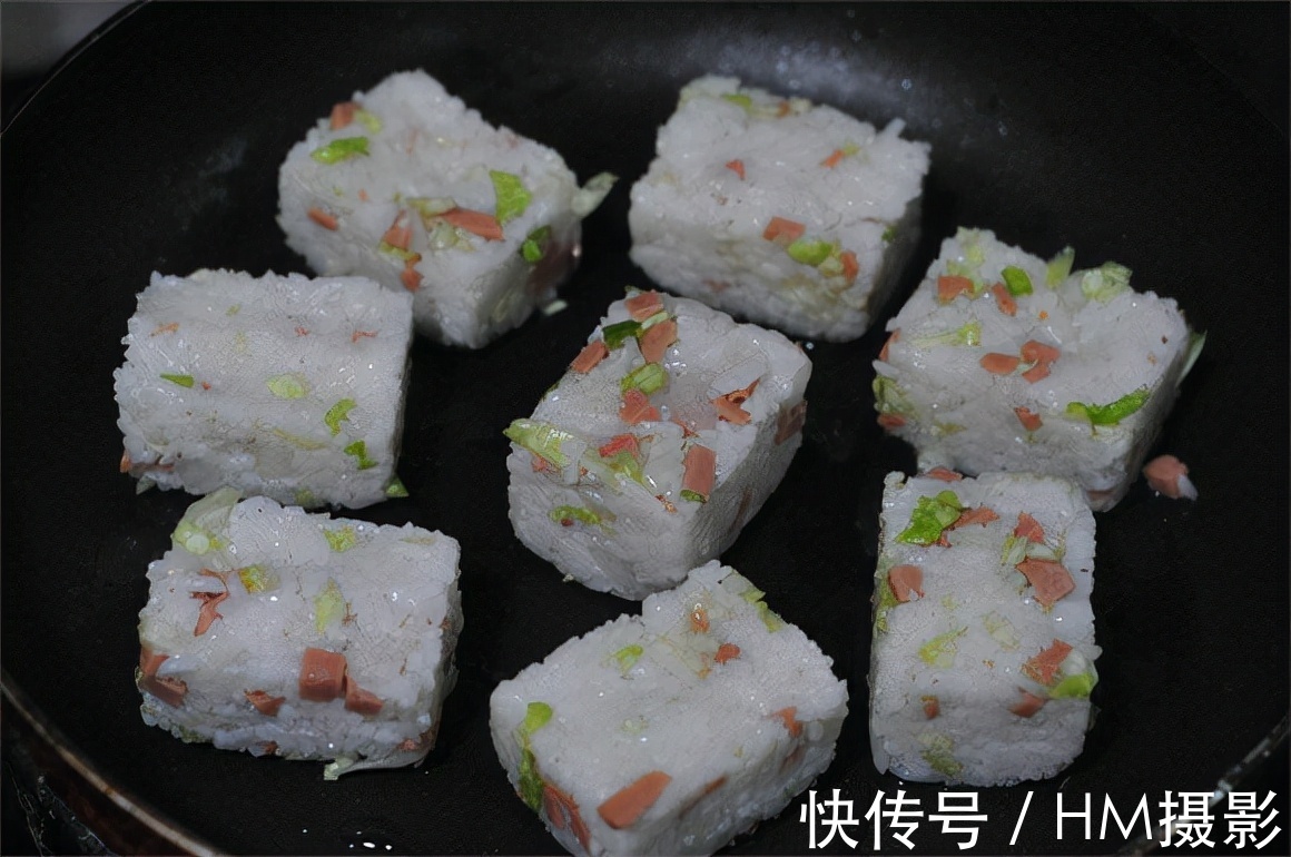 剩米饭别炒啦，试试新做法，儿子一口气吃6个，连吃3天还不够