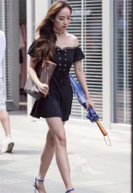 街拍：长发美女一条紧身吊带裙，秀出白皙美腿，魅力十足