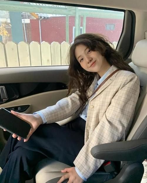 衬衫 + 衬衫，衬衫 + 薄外套，今春照着穿，稳赢