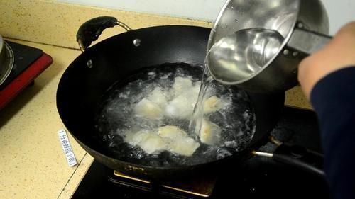 饺子皮|煮速冻水饺时，有人用冷水，有人用开水！教您正确做法，又嫩又滑
