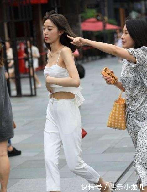 百褶裤 白色裹胸上衣搭配白色紧身打底裤,简单大方,展现气质感