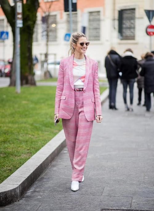  年轻|女人过了40别老穿纯色的，毛衣上添点花纹更个性，看着年轻了不少