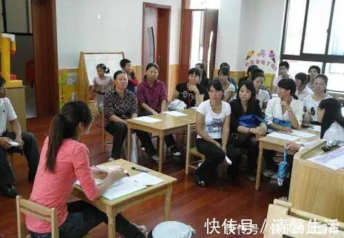 家长会|“年轻辣妈”穿蕾丝裙开家长会,家长纷纷冷脸:您是来走红毯?