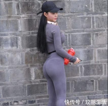 街拍|身材完美的女生，可以穿紧身的上衣和裤子，特别显身材