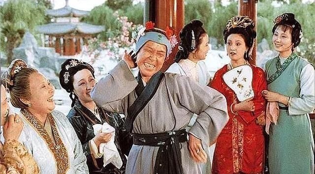 薛姨妈@贾府有一位真正的名媛,见惯了大世面,王熙凤在她跟前就是小儿科