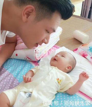 羡慕|哥哥和妹妹相差18岁,两人相处的瞬间,妈妈都羡慕