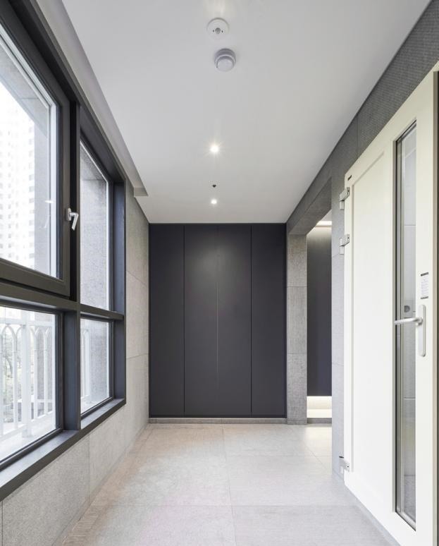 现浇|韩国人聪明,不考虑阳台封不封,直接在护栏边装推拉门,安全实用