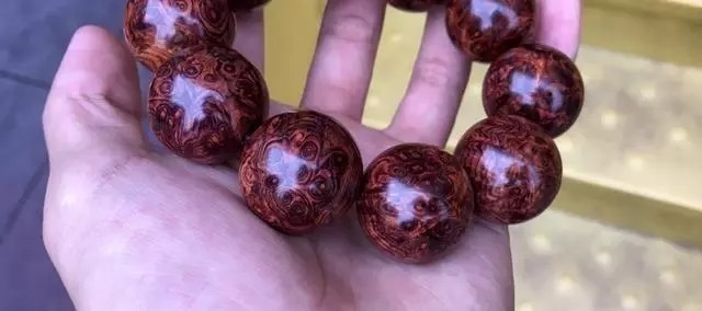  天价|地摊2万买了个木头“猪蹄”，切出天价手串