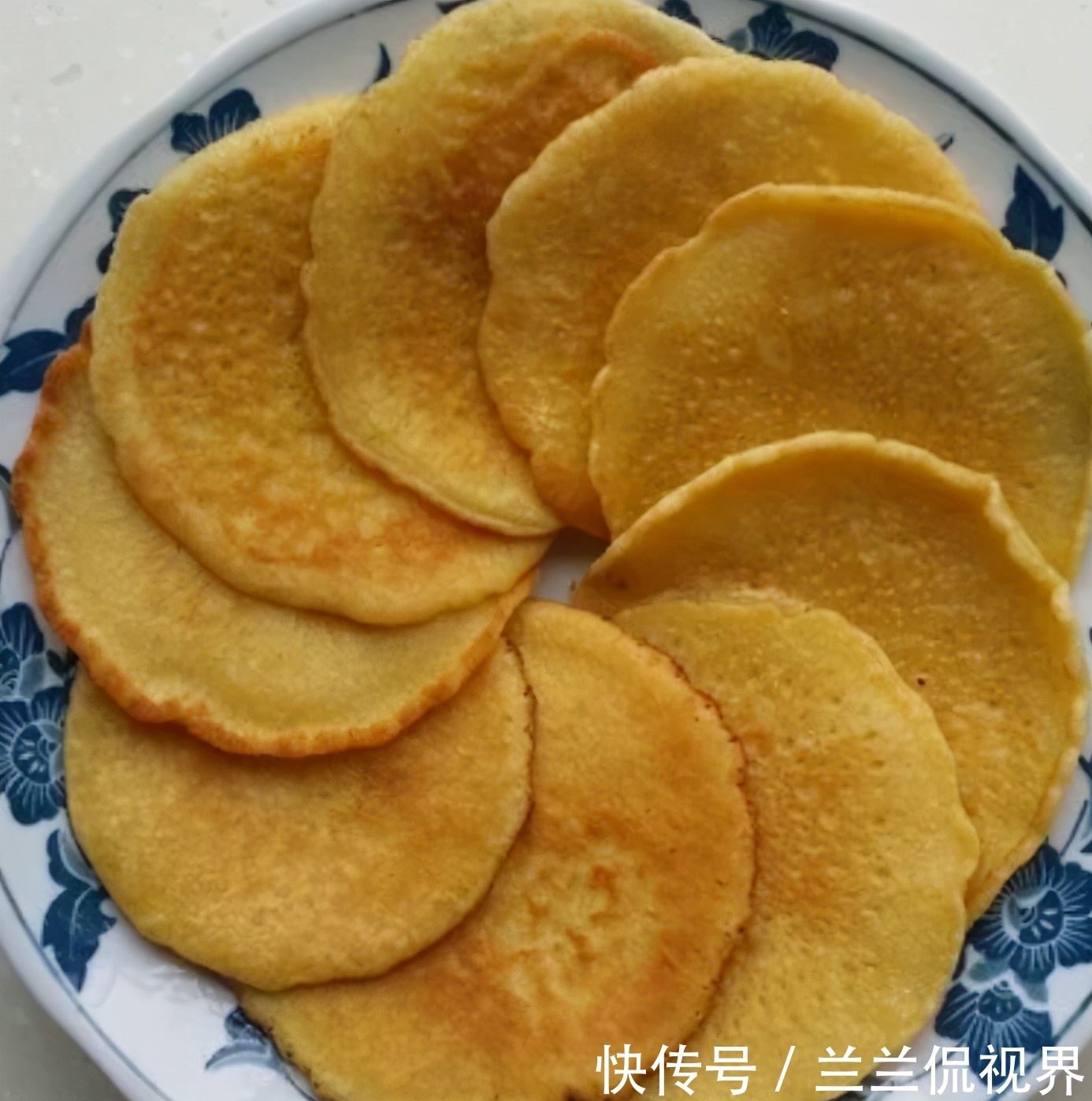 把玉米面倒进滚烫开水里,制成小饼,隔三差五吃一次,真香