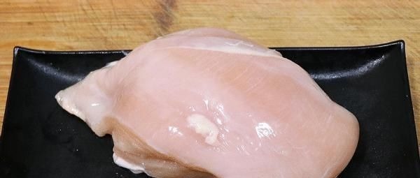 买鸡胸肉时,聪明人不买这4种,很多人不懂,老板都夸你是行家