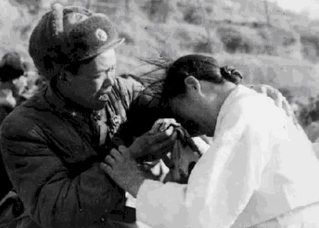 朝鲜百姓|志愿军回国,1个团被朝鲜人抬到车站,朝鲜军官:1个师我们也抬!