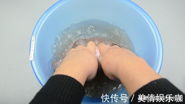 每次洗衣服前倒一碗,不管多脏的衣服,洗完后洁白如新,又学一招