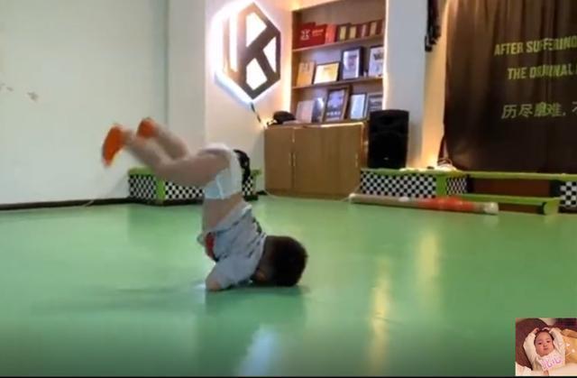 高难度|萌娃穿尿不湿跳街舞,高难度动作帅“炸”,网友乘风破浪的宝宝