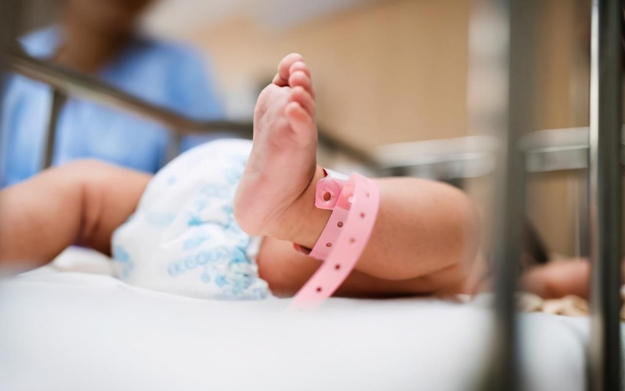 孕妇在医院顺利产子，7小时后男婴变女婴，亲子鉴定后全家泪目了