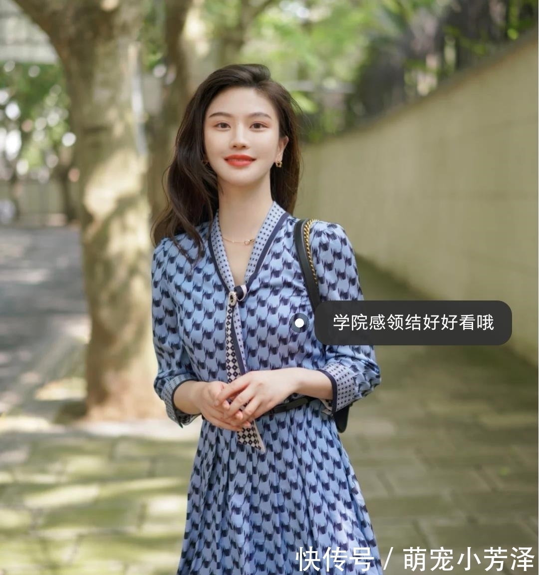 减龄 半裙已经失宠了,初秋适合穿长款连衣裙,修身减龄有气质