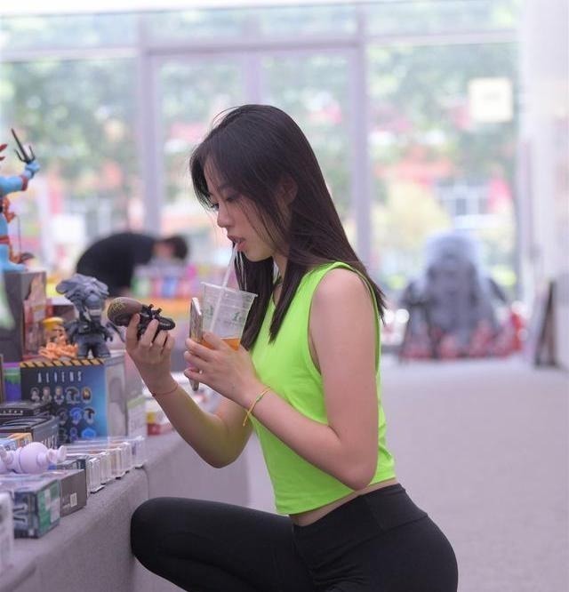 心机 姐姐穿的太“心机”，浅绿色的背心配上黑色的打底裤，显瘦而时尚