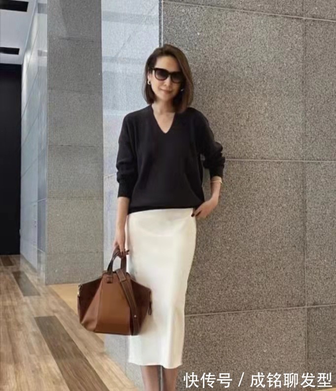 裙装|女人过了五十岁后,最好别穿得太“花哨”,既掉档次又显得俗气