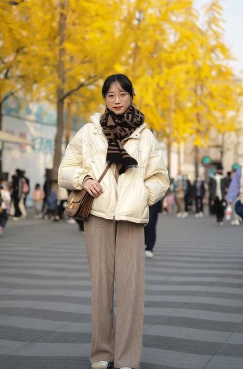小个子穿衣有窍门，学学这“5种裤装+外套”的穿法，吸睛又显高