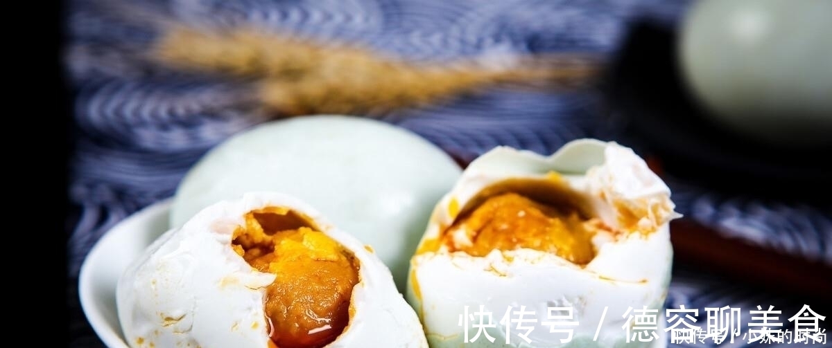 用土方法腌鸡蛋,不仅咸香入味,蛋黄各个流油起沙,做饭简单易学