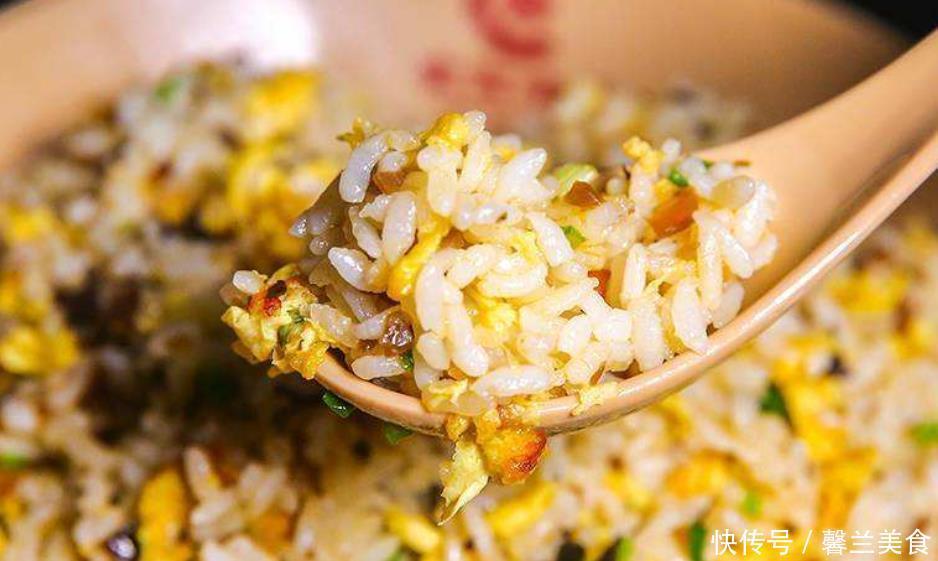 做蛋炒饭时，米饭下锅前先做这1步，保证米饭粒粒分明，不粘锅