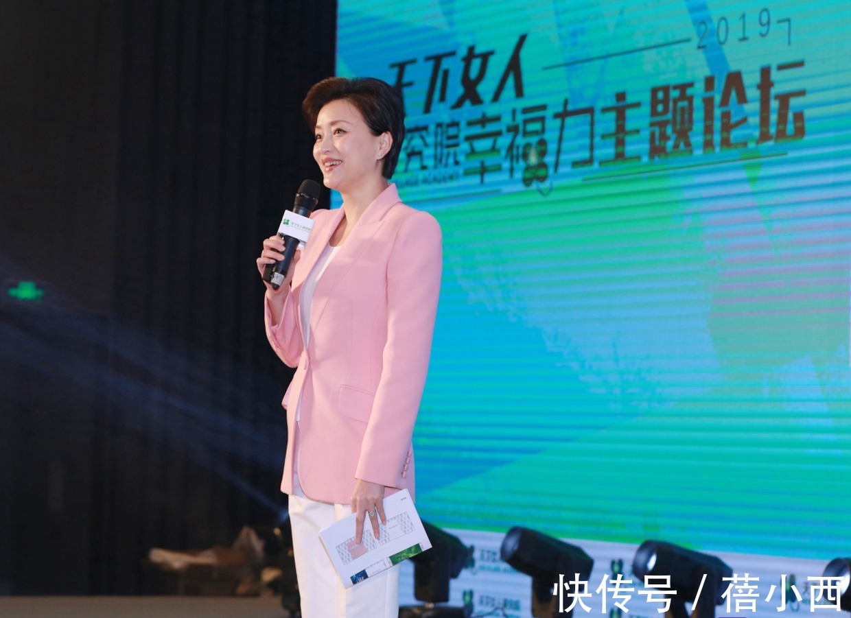 连衣裙|杨澜与富商老公走红毯,穿黑色连衣裙配短发,亲自演绎简约高级感