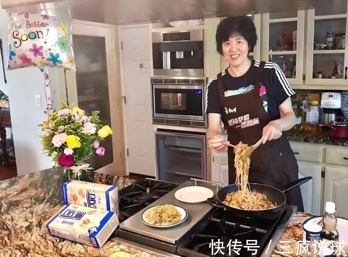 美国队|郎平胖了!参加美国春晚登台发言,退休享福身材圆润,不回国过年