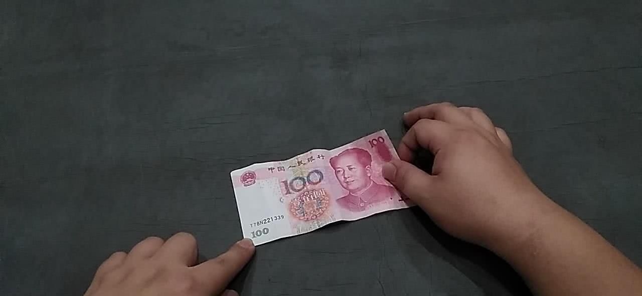 人民币|一个简单的动作就能巧妙的辨别人民币的真假，你们快来学习一下