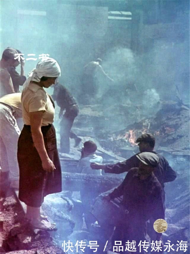 烧毁|二战老照片:一路入侵疯狂的德军、家园被烧毁的苏联平民满面悲伤