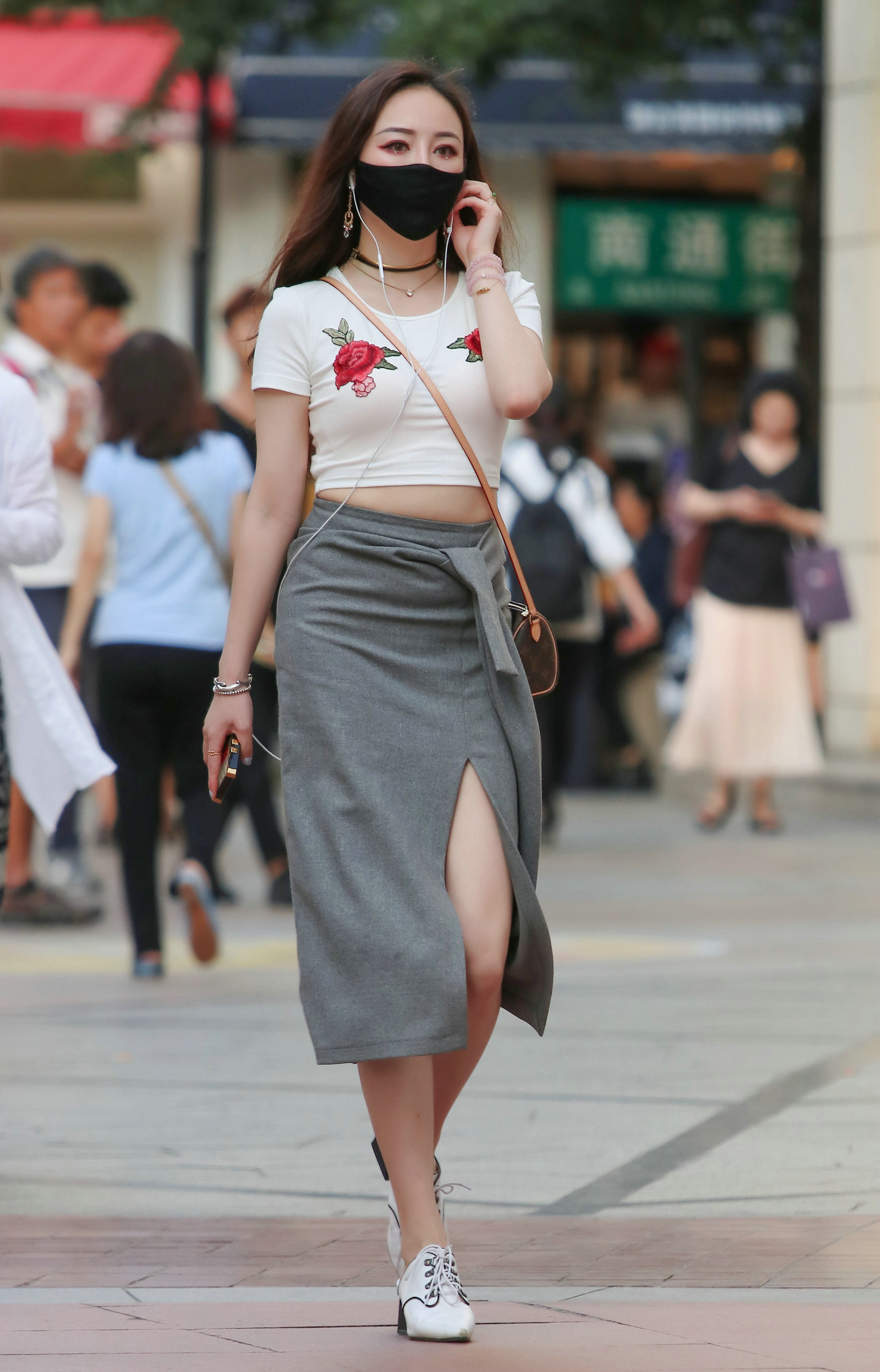 街拍美女：利用半身裙搭配出自己喜欢的风格，彰显自己的气质魅力