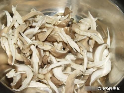 炸平菇时,有人用面粉有人用淀粉,大错特错!大厨教你最正确做法
