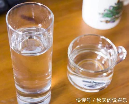 白酒|为何人能喝10瓶啤酒却喝不了10瓶水?酒厂老板说出真相,原来如此
