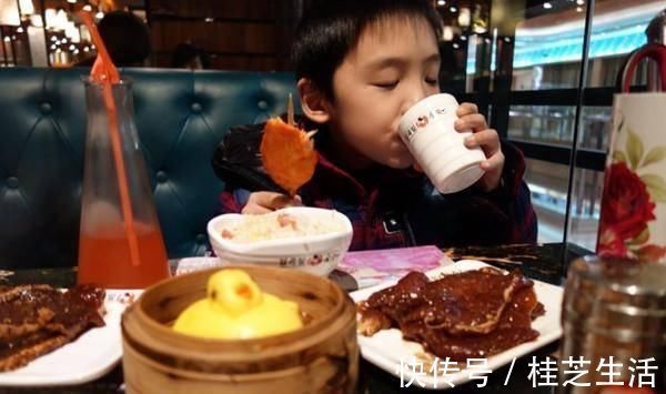 肽菇末|孩子“性早熟”越来越普遍这4种做法会“催熟”孩子,你做过吗