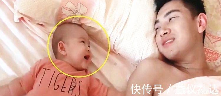 宝宝|女儿睡醒后乖乖躺着等爸爸,看到爸爸回头时,画面萌炸了