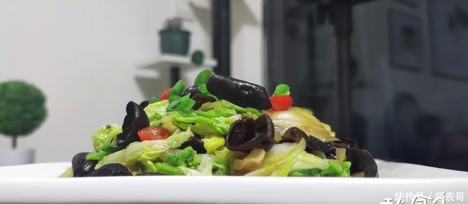 黑木耳|晚餐，最近爱上这道家常菜，酸辣爽口，隔天吃1次，肚子平肤色好