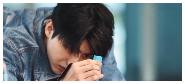 蔡徐坤被电的手抖时，沙子爹只顾说风凉话，白鹿最贴心