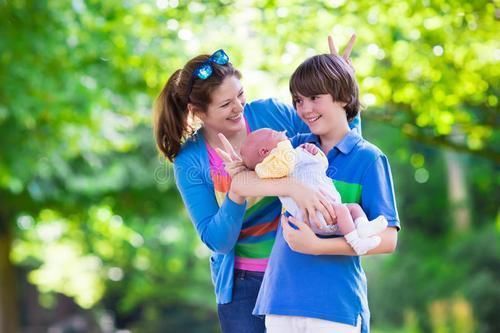 李奶奶|为什么宝宝看到“某个人”会突然大哭？不是迷信，父母要心中有数