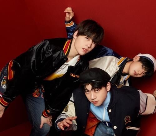 都很拼!伯遠(yuǎn)經(jīng)紀(jì)人結(jié)婚還在拉票,哇唧花式應(yīng)援口號好土