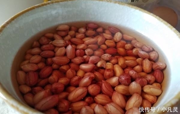 花生不用炸不用煮，这样做简单又美味，每周吃几次，清热又降火