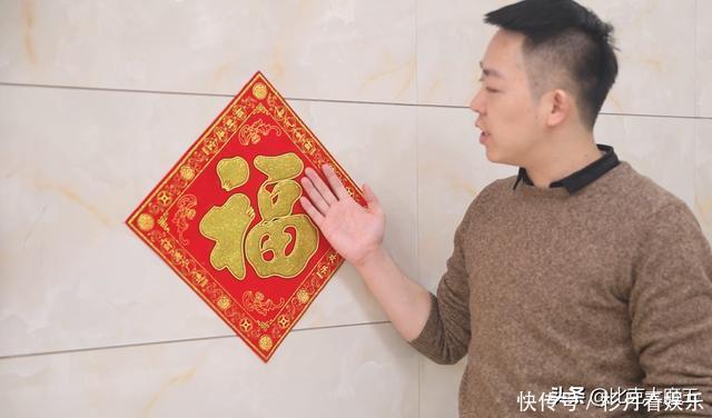 贴春联别再用胶带了,用一招轻松搞定,平整又牢固,看完能帮大忙