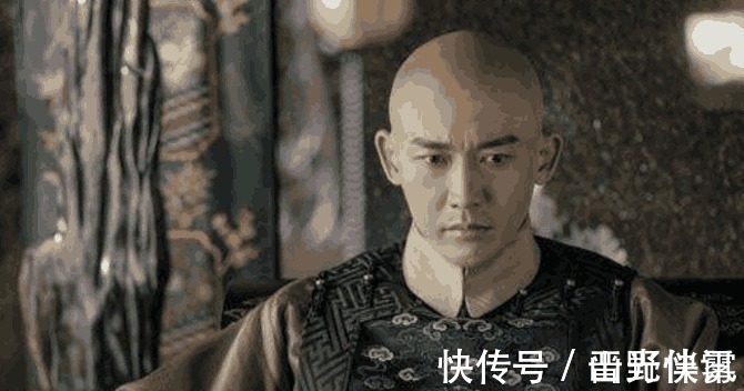 |搞笑:美女家灯泡坏了,找小伙帮忙,没想灯泡漏电,美女的回答真有才