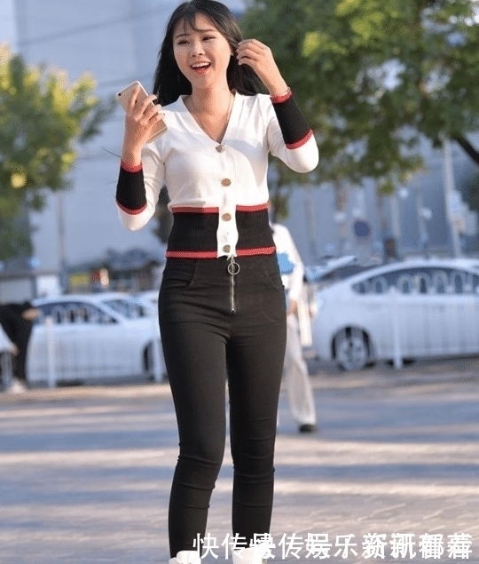 毕业后的穿着,透着压抑的气息,让人看不懂她的时尚