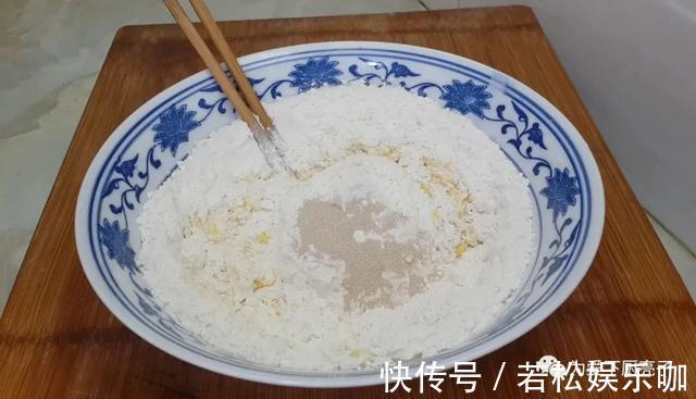 好吃|自制葱油饼的做法,锅里一烙,柔软劲道不油腻,比手抓饼好吃