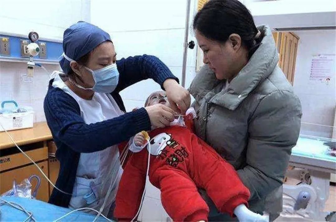 液体|娃耳朵进虫子,妈妈果断地处理方式救了孩子的听力,连医生都夸赞