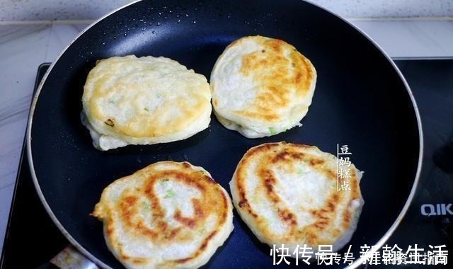 搅拌均匀|手不沾面，教你做葱花饼，早起5分钟搞定，越放越香软