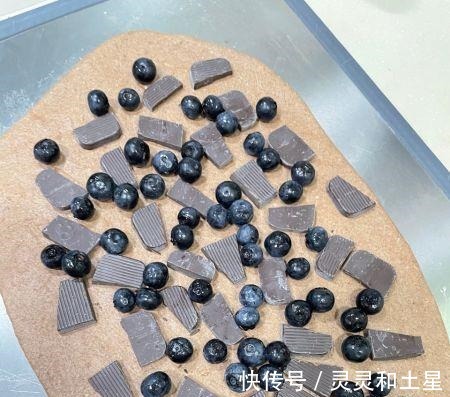 蓝莓黑巧欧包!